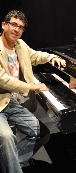 lluis guerra playng piano